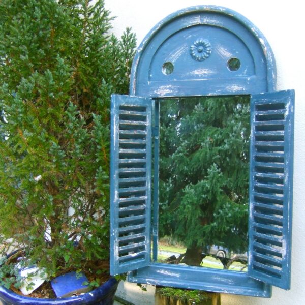 Spiegelfenster in tollem griechisch Blau -Wandspiegel im Bad Fenster als Spiegel
